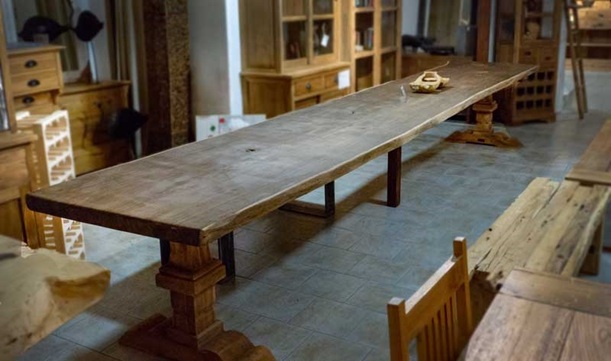 Krebsmühle GmbH Möbelmanufaktur großer Klostertisch im Showroom